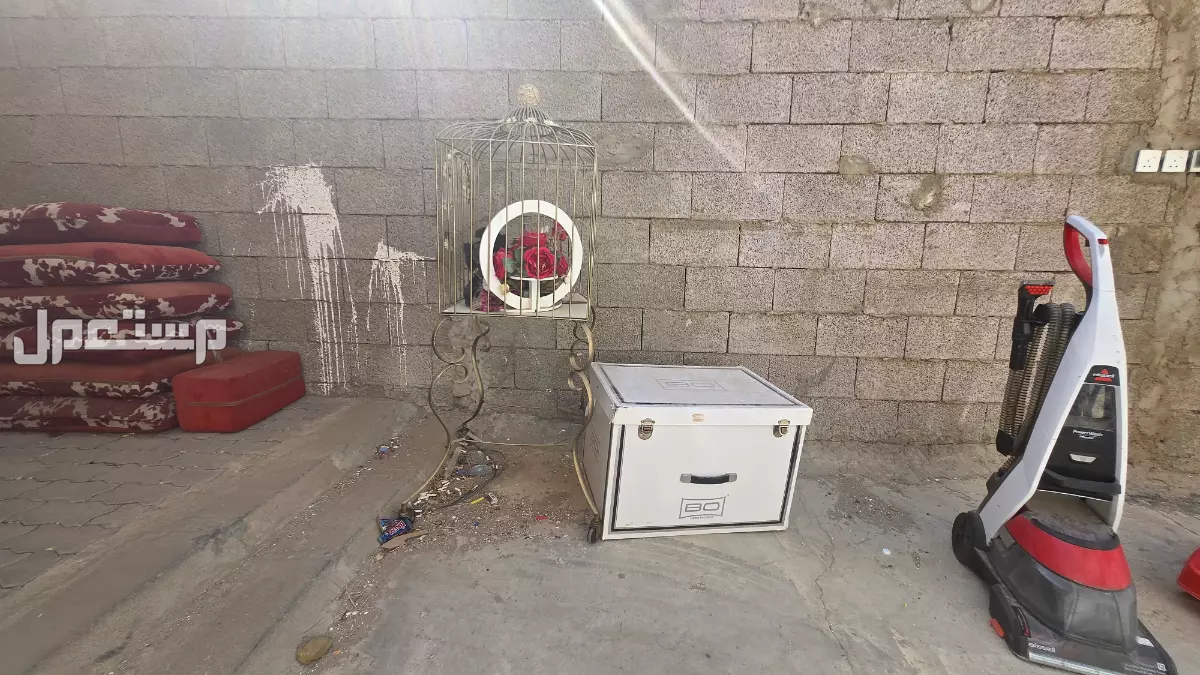 دولاب ملابس مع بعض قطع  الاثاث الاخرى