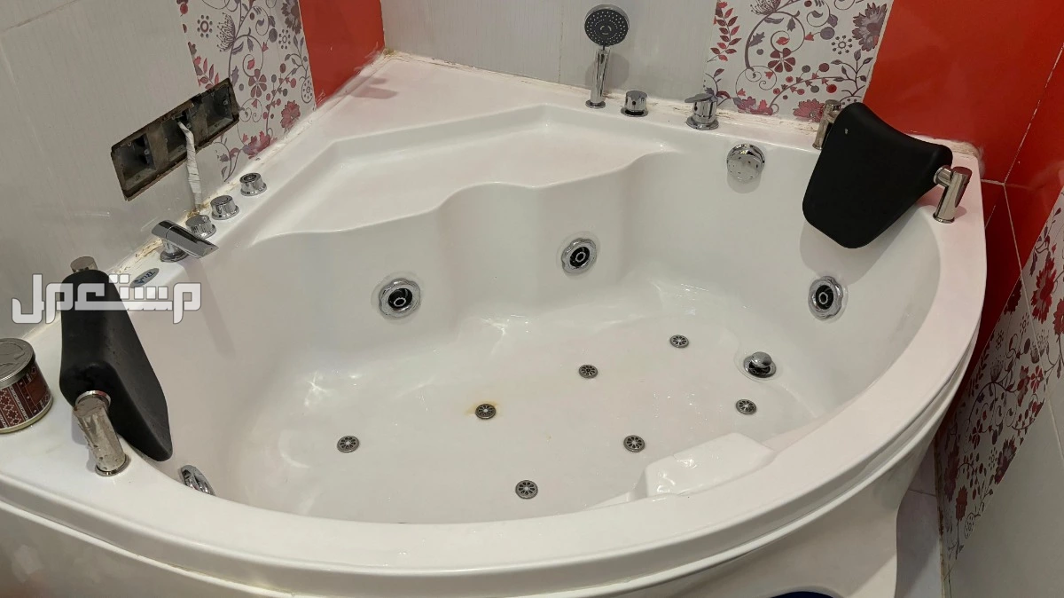 دولاب ملابس مع بعض قطع  الاثاث الاخرى