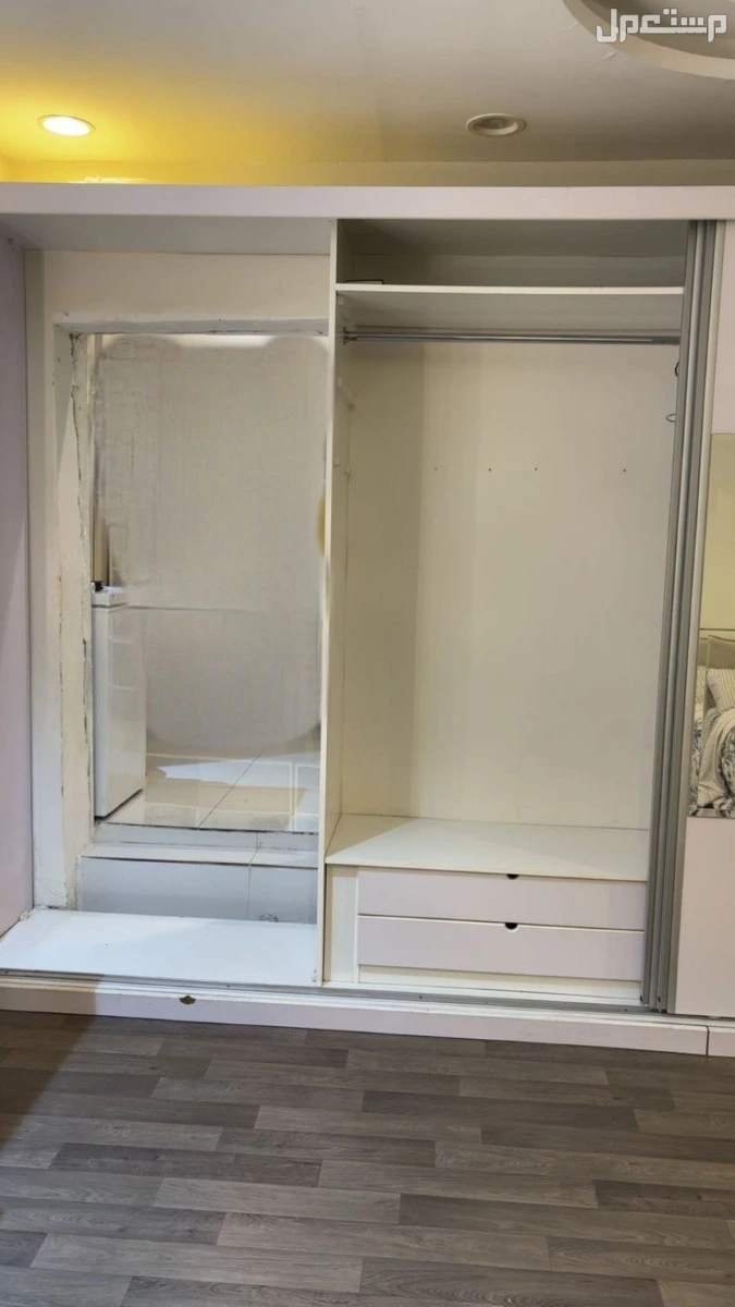 دولاب ملابس مع بعض قطع  الاثاث الاخرى