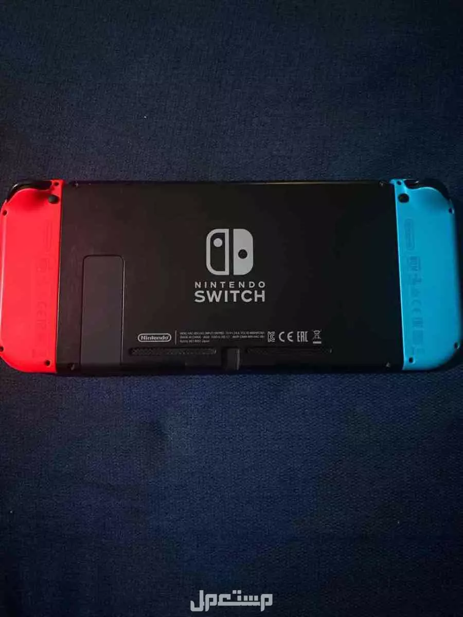 للبيع نينتندو سويتش مع شريط نينتندو سويتش مستعمل نظيف للبيع