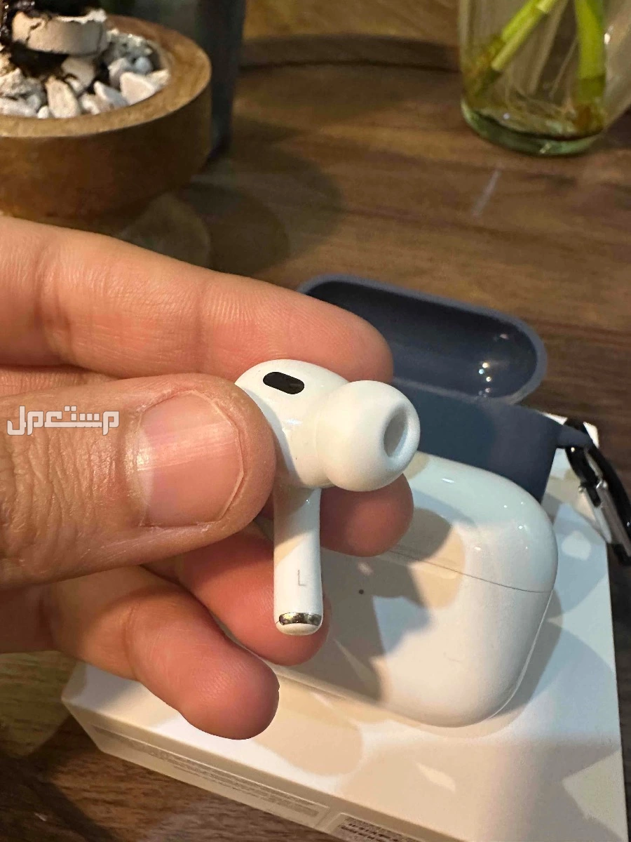 للبيع ايربودز برو 2 - نسخة لايتننق (شاحن ايفون)
