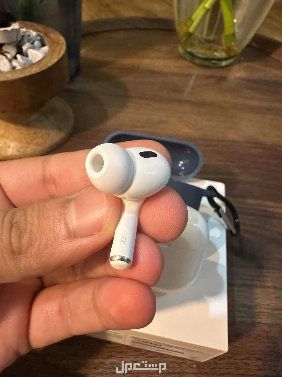 للبيع ايربودز برو 2 - نسخة لايتننق (شاحن ايفون)