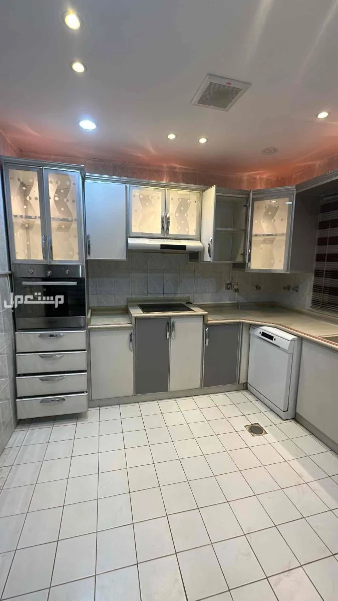 دولاب مطبخ المنيوم  خالي من الكسور ✋🏻غير شامل الأجهزه فقط الدواليب  في الرياض بسعر ألف ريال سعودي