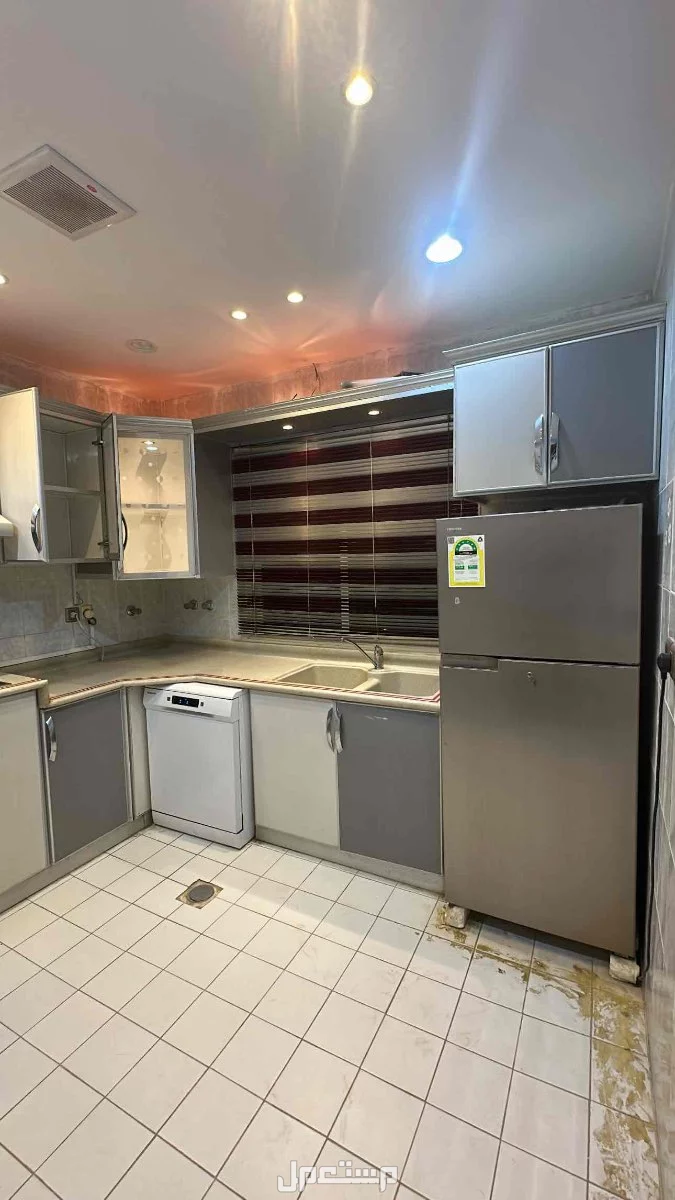 دولاب مطبخ المنيوم  خالي من الكسور ✋🏻غير شامل الأجهزه فقط الدواليب  في الرياض بسعر ألف ريال سعودي