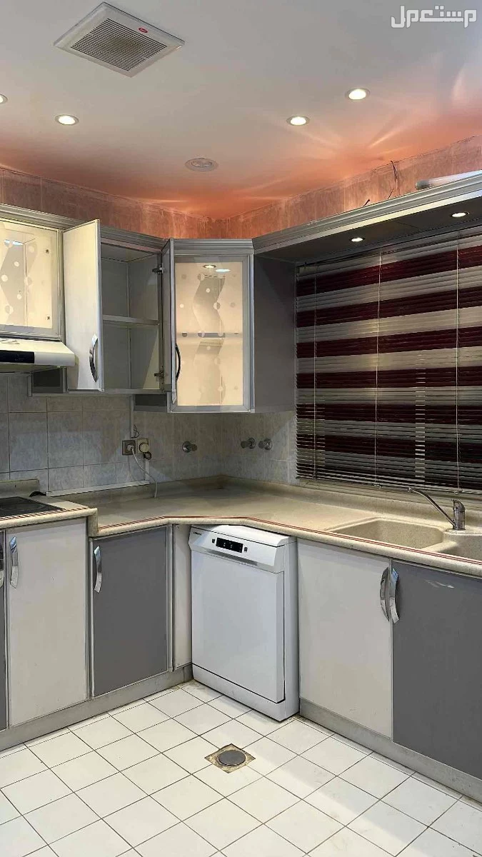 دولاب مطبخ المنيوم  خالي من الكسور ✋🏻غير شامل الأجهزه فقط الدواليب  في الرياض بسعر ألف ريال سعودي