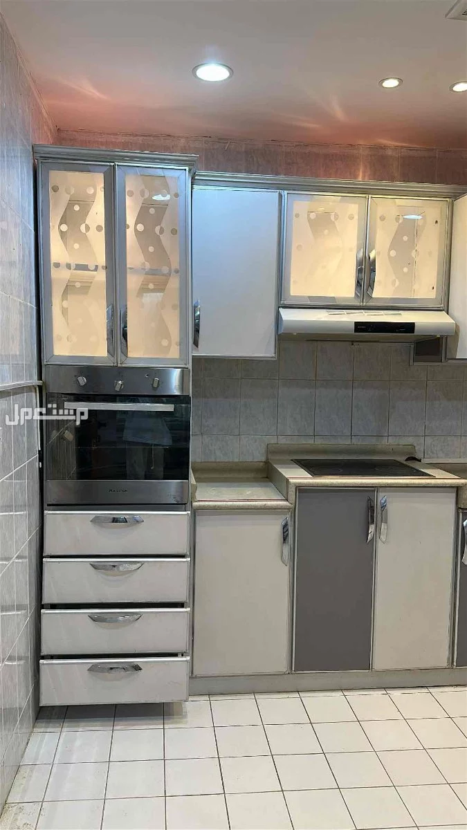 دولاب مطبخ المنيوم  خالي من الكسور ✋🏻غير شامل الأجهزه فقط الدواليب  في الرياض بسعر ألف ريال سعودي