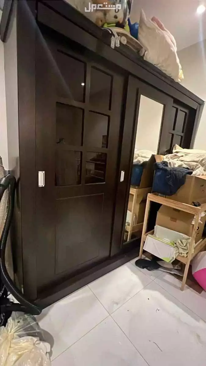 دولاب بني كبير نظيف جداً في جدة بسعر ألف ريال سعودي