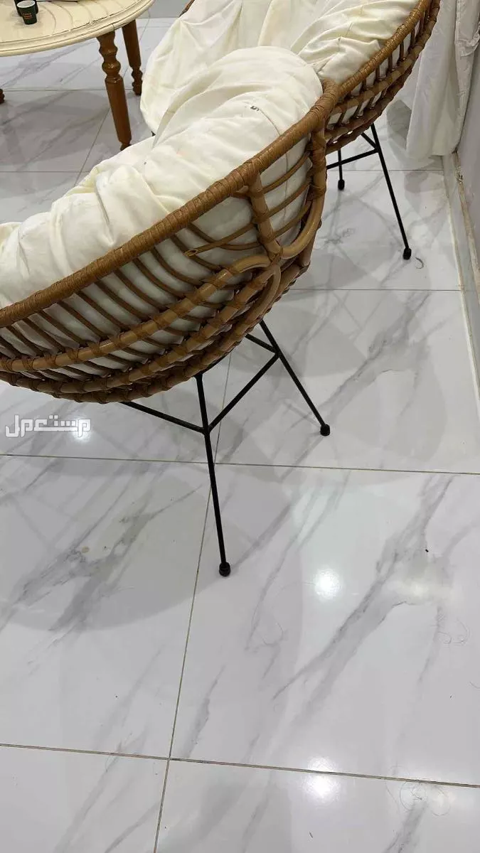 كراسي خشب مع مخدات بيضاء في المدينه المنوره بسعر400ريال سعردي في المدينة المنورة بسعر 400 ريال سعودي