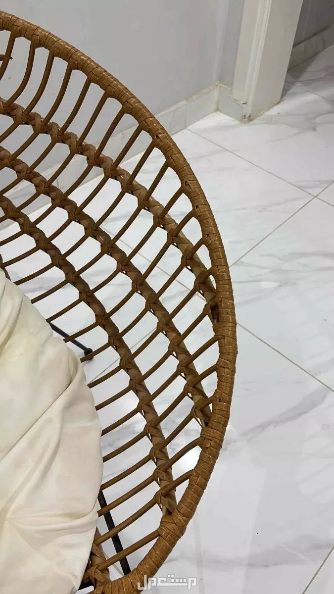 كراسي خشب مع مخدات بيضاء في المدينه المنوره بسعر400ريال سعردي في المدينة المنورة بسعر 400 ريال سعودي