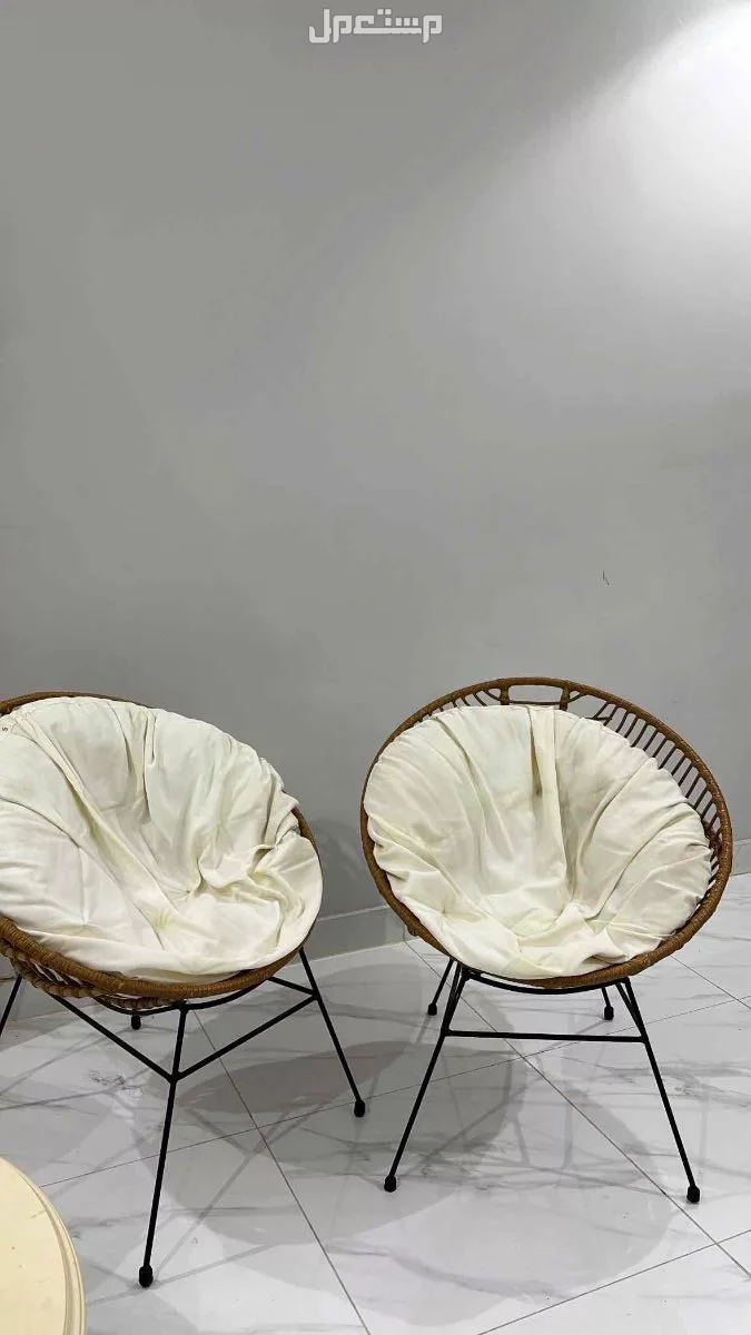 كراسي خشب مع مخدات بيضاء في المدينه المنوره بسعر400ريال سعردي في المدينة المنورة بسعر 400 ريال سعودي