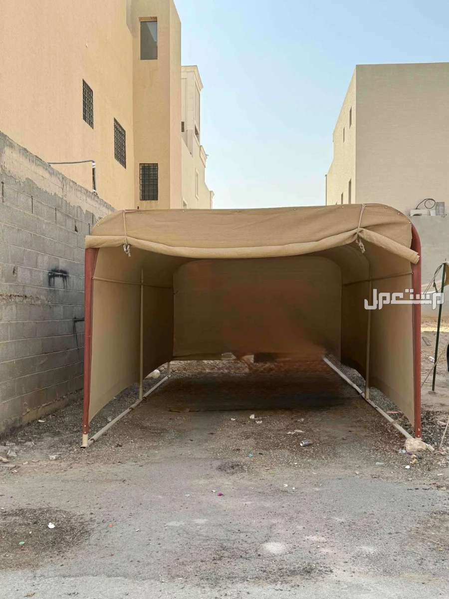 مظلة سيارة جميلة جداً وسهلة الفك والتركيب تتسع لسيارات كبيرة