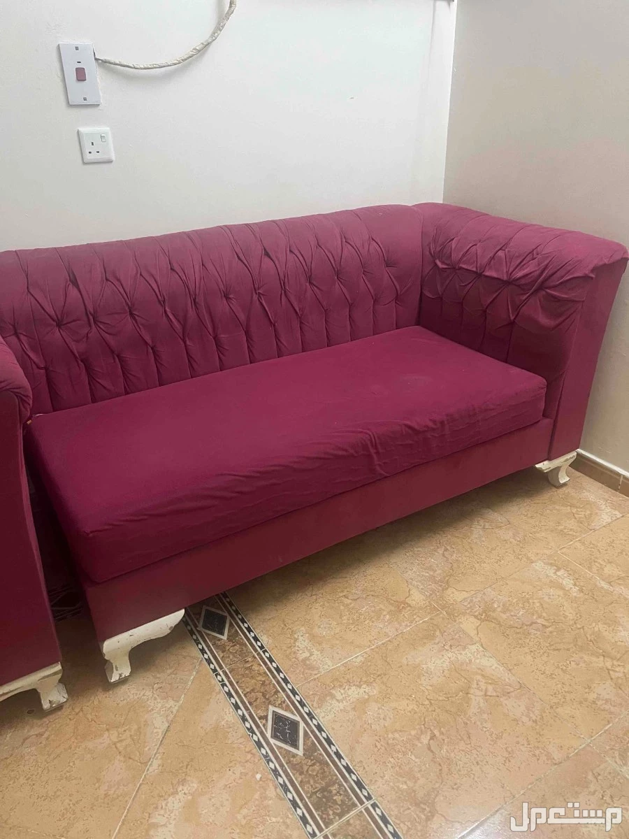 كنب لون بني طقم + كنب احمر استعمال سنه لايوجد اضرار  في جدة بسعر 250 ريال سعودي