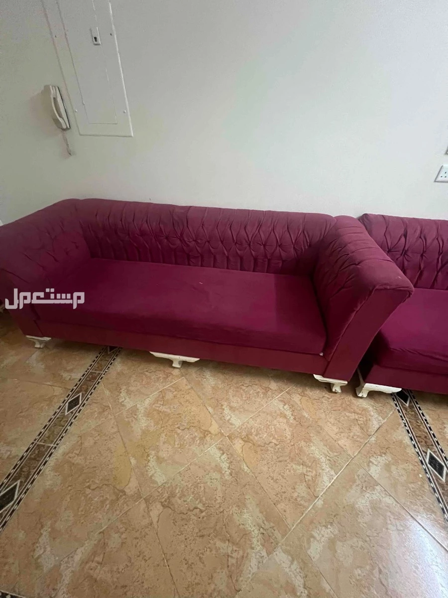 كنب لون بني طقم + كنب احمر استعمال سنه لايوجد اضرار  في جدة بسعر 250 ريال سعودي