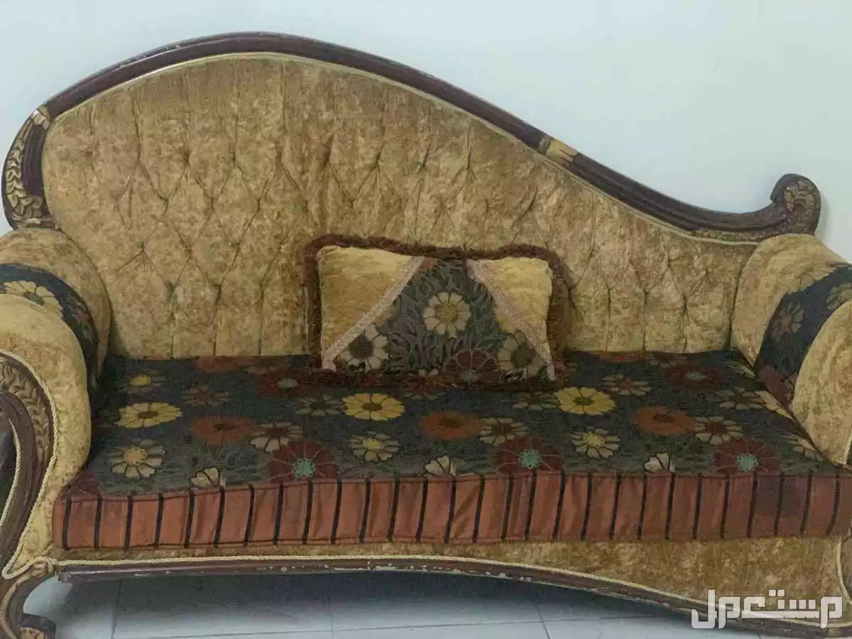 كنب لون بني طقم + كنب احمر استعمال سنه لايوجد اضرار  في جدة بسعر 250 ريال سعودي