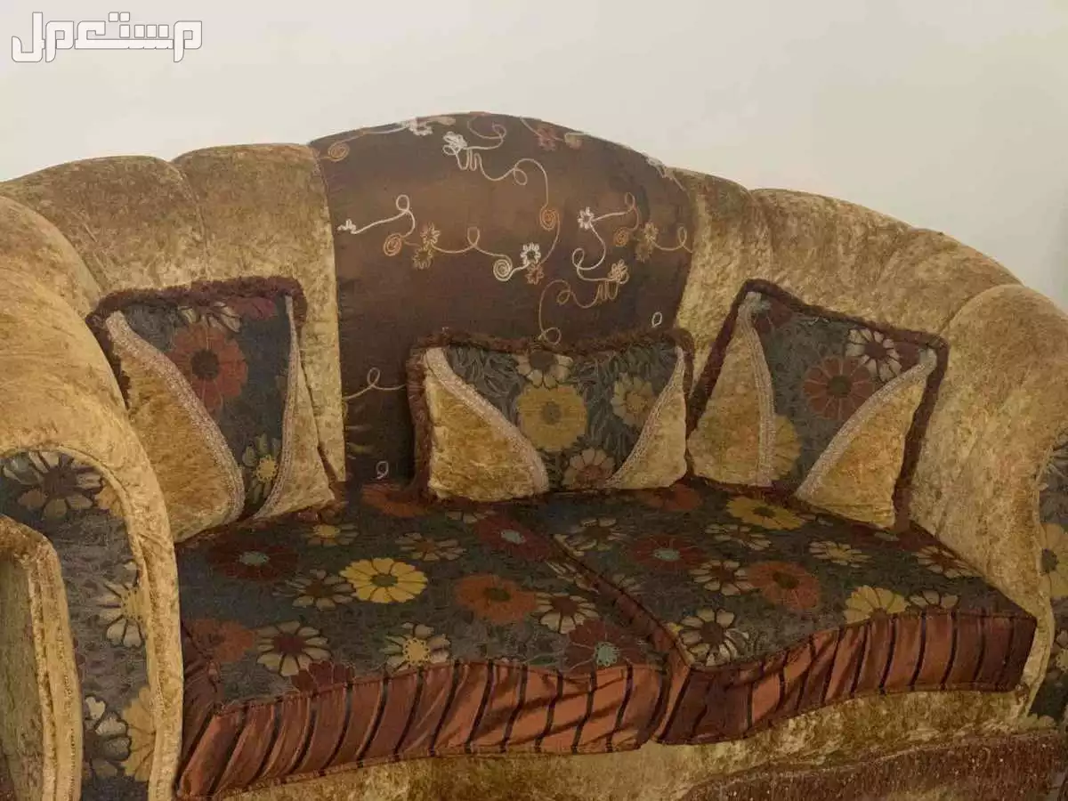 كنب لون بني طقم + كنب احمر استعمال سنه لايوجد اضرار  في جدة بسعر 250 ريال سعودي