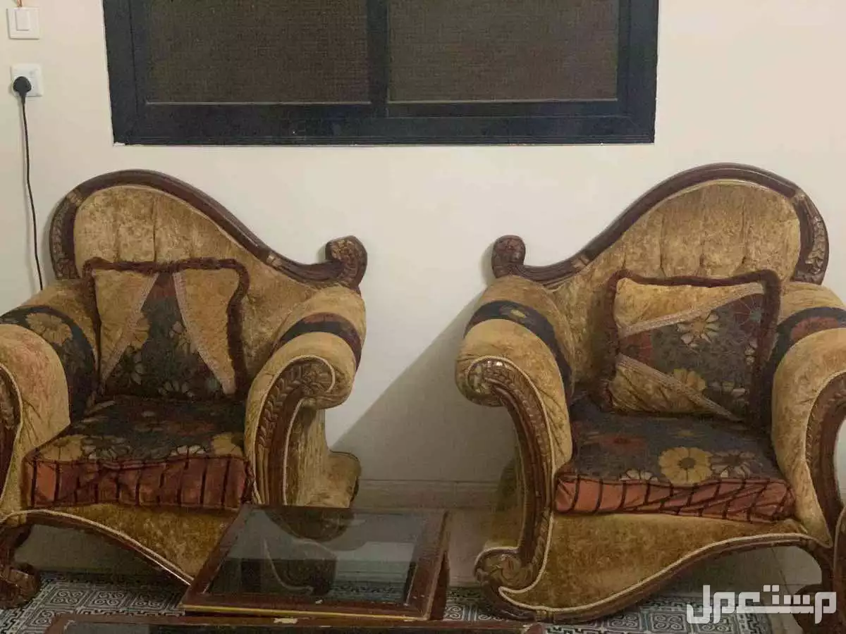 كنب لون بني طقم + كنب احمر استعمال سنه لايوجد اضرار  في جدة بسعر 250 ريال سعودي