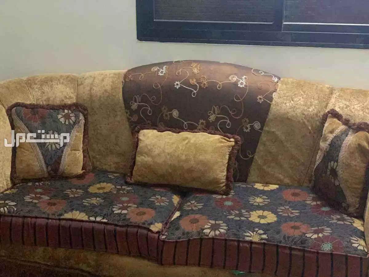 كنب لون بني طقم + كنب احمر استعمال سنه لايوجد اضرار  في جدة بسعر 250 ريال سعودي