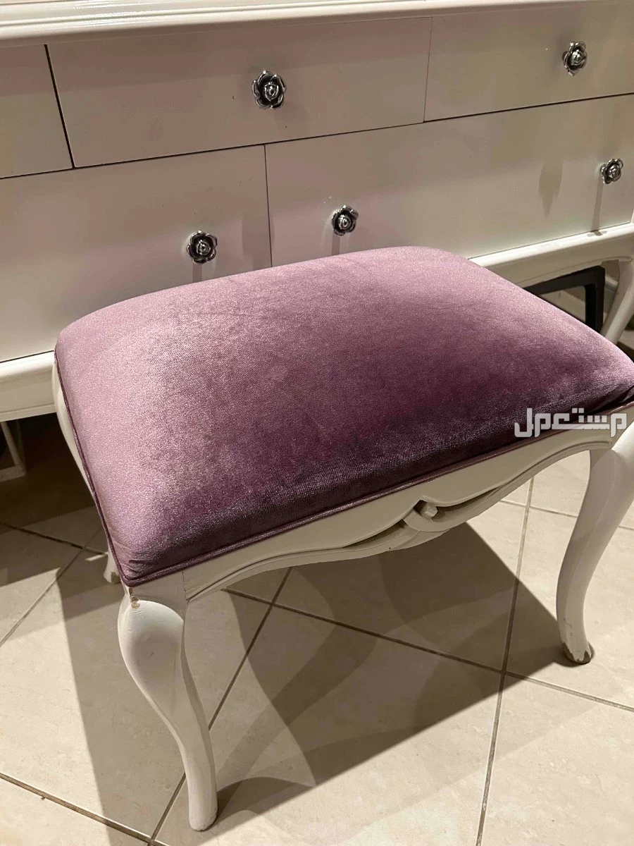 تسريحة انثوية مع كرسيها قابلة للسوم