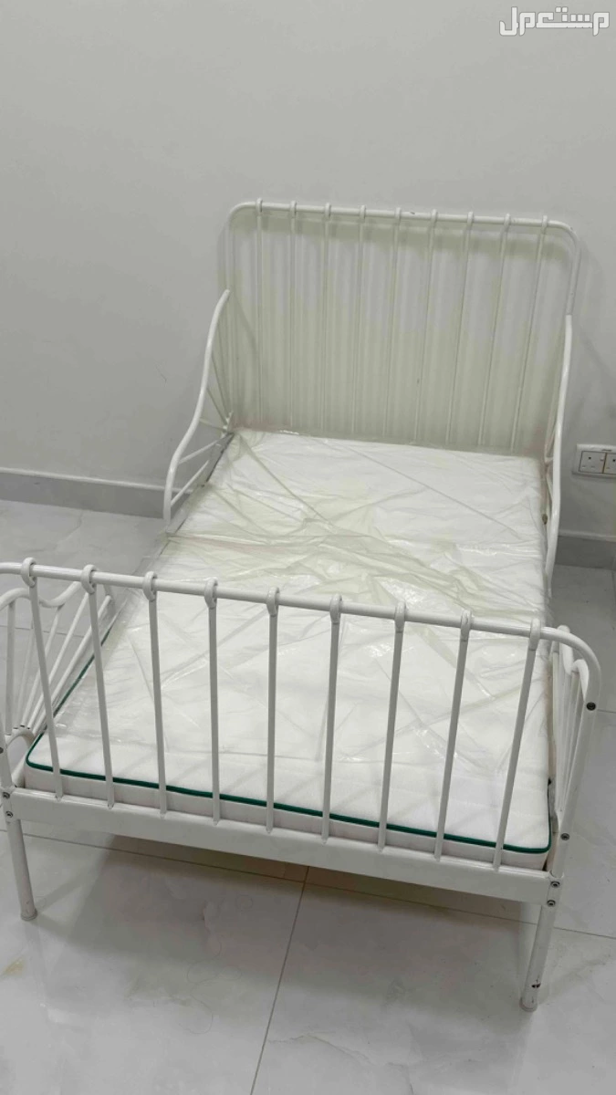 سريرين ودولابين مع المراتب ومع سرير طفل صغير والمرتبه  في الجبيل
