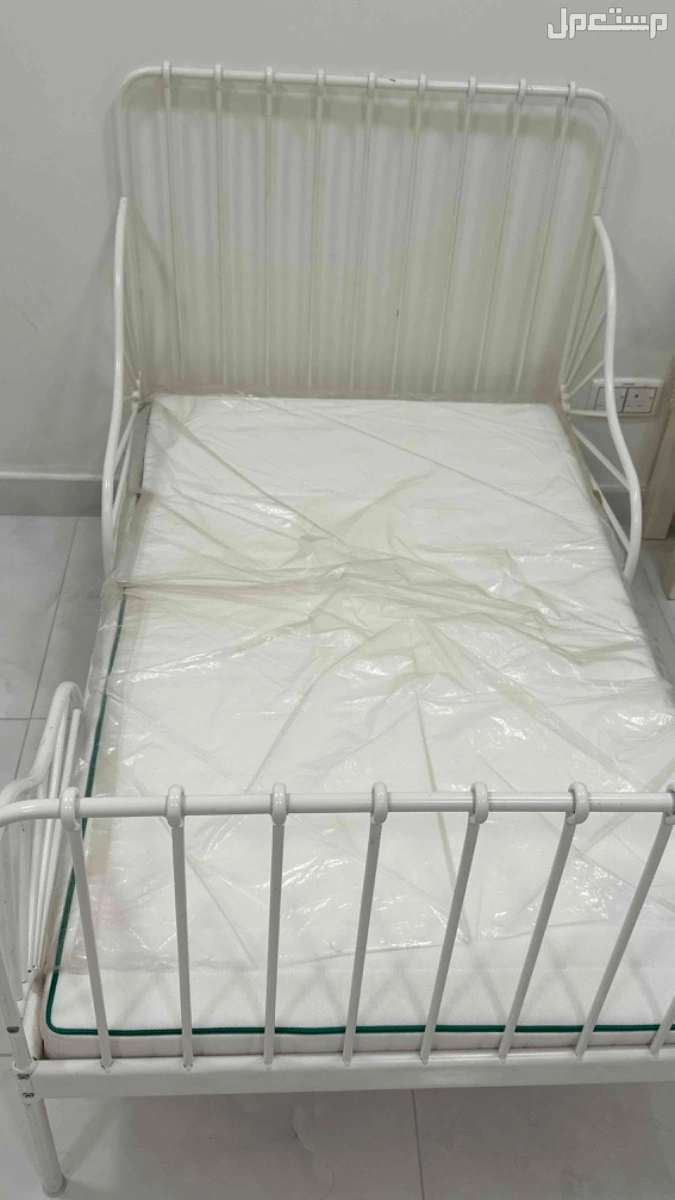 سريرين ودولابين مع المراتب ومع سرير طفل صغير والمرتبه  في الجبيل