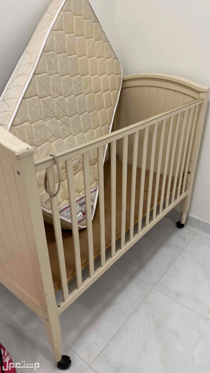 سريرين ودولابين مع المراتب ومع سرير طفل صغير والمرتبه  في الجبيل
