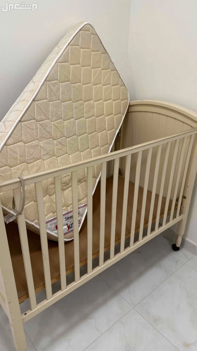سريرين ودولابين مع المراتب ومع سرير طفل صغير والمرتبه  في الجبيل