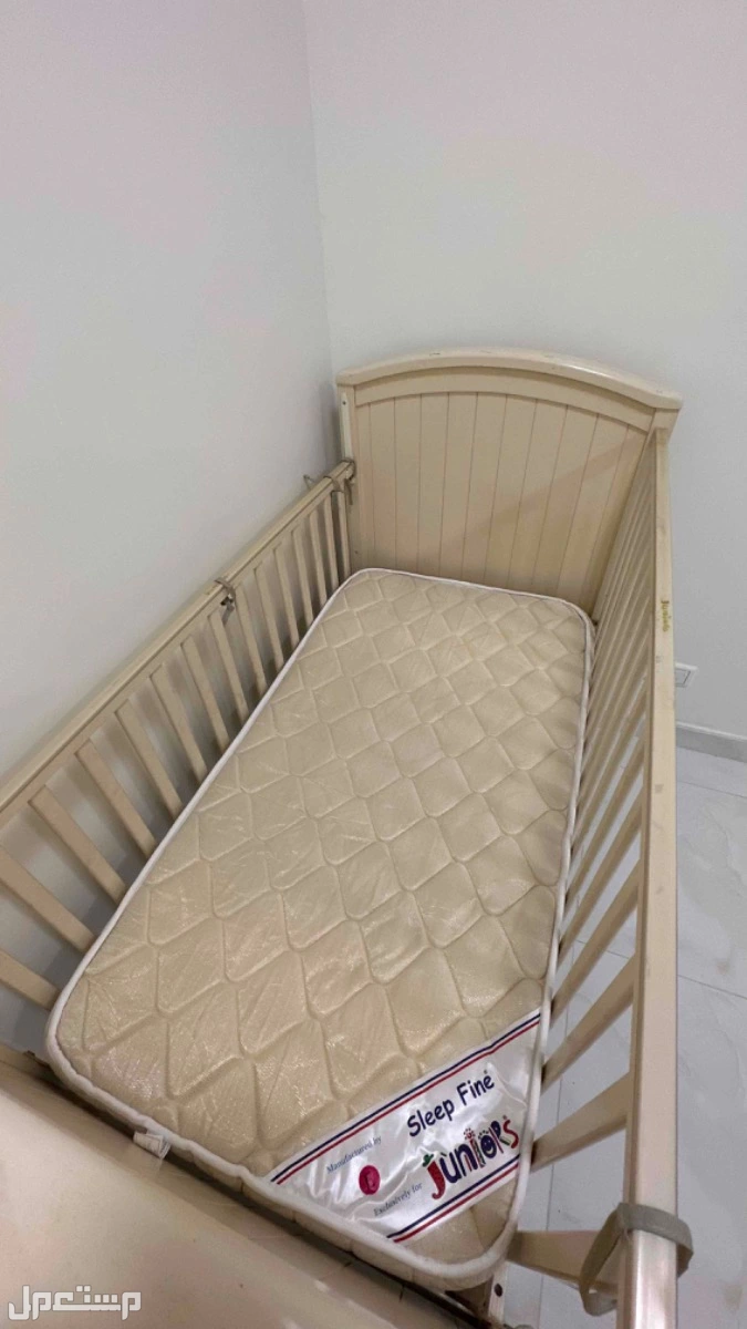 سريرين ودولابين مع المراتب ومع سرير طفل صغير والمرتبه  في الجبيل