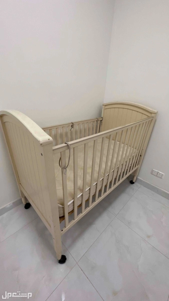 سريرين ودولابين مع المراتب ومع سرير طفل صغير والمرتبه  في الجبيل