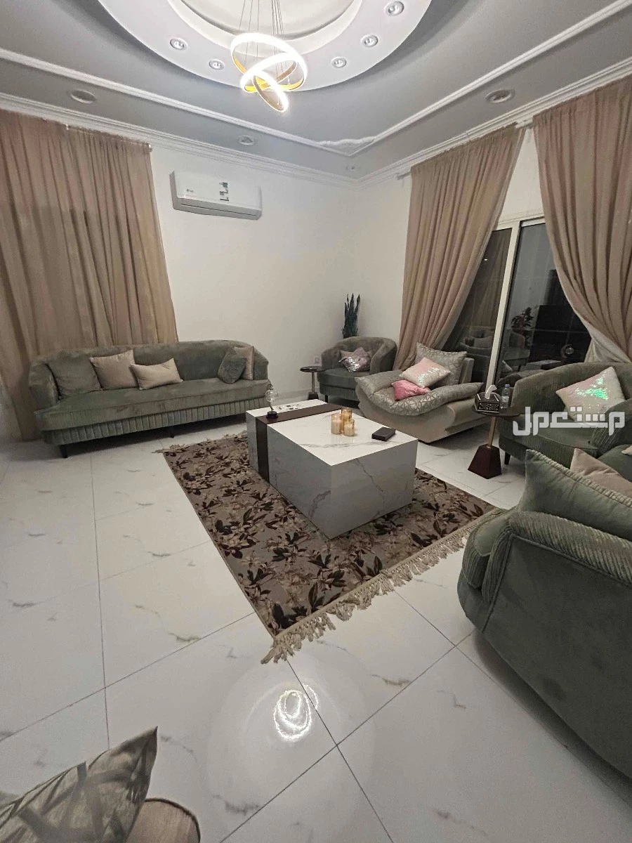 ظيف جداً  🛋️ كنب كبير يتسع لثلاثة أشخاص + كنبين فرديين + كنب متصل لشخصين. ✨ الكنب بحالة ممتازة ونظيف جداً، جاهز للاستخدام. 📍 الموقع: [هجر] 📞 للتواصل: 00966548808937