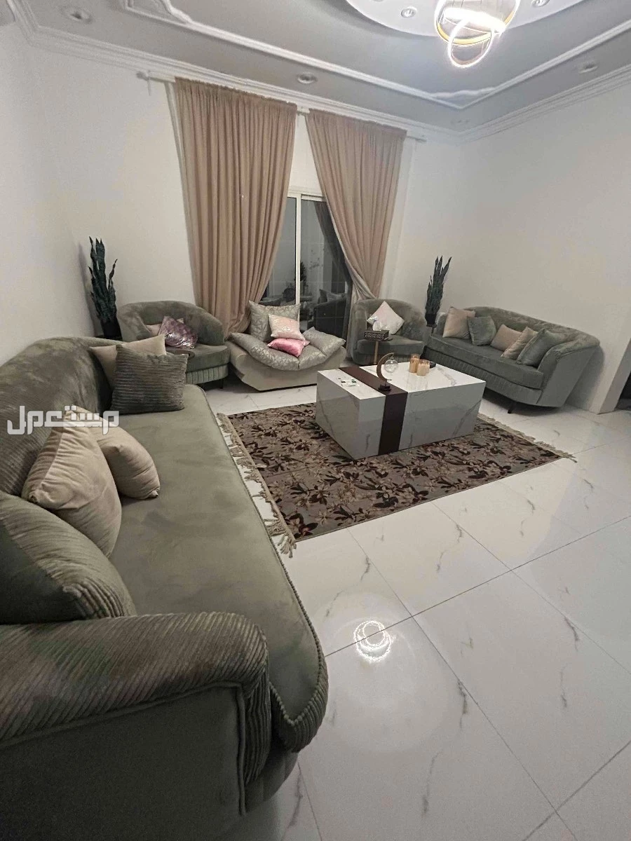 ظيف جداً  🛋️ كنب كبير يتسع لثلاثة أشخاص + كنبين فرديين + كنب متصل لشخصين. ✨ الكنب بحالة ممتازة ونظيف جداً، جاهز للاستخدام. 📍 الموقع: [هجر] 📞 للتواصل: 00966548808937