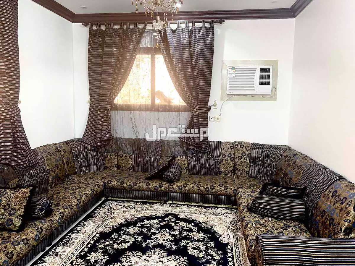 كنب مع ستاير في الرياض بسعر مناسب لون كحلي ذهبي مشجر