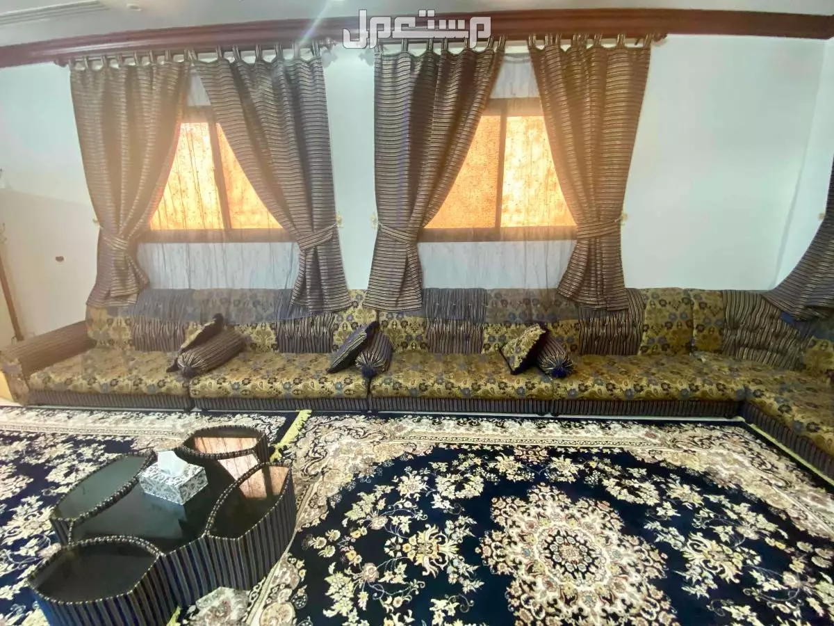 كنب مع ستاير في الرياض بسعر مناسب لون كحلي ذهبي مشجر