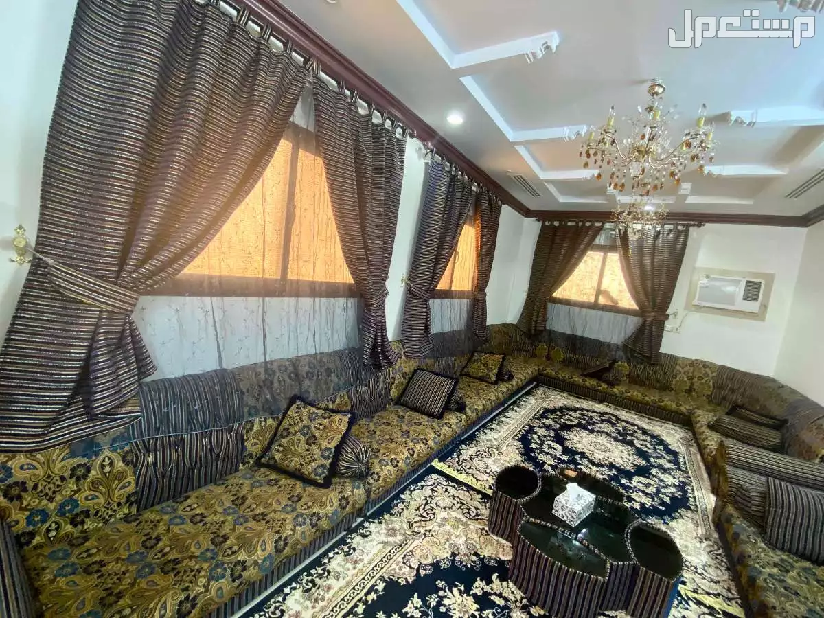 كنب مع ستاير في الرياض بسعر مناسب لون كحلي ذهبي مشجر