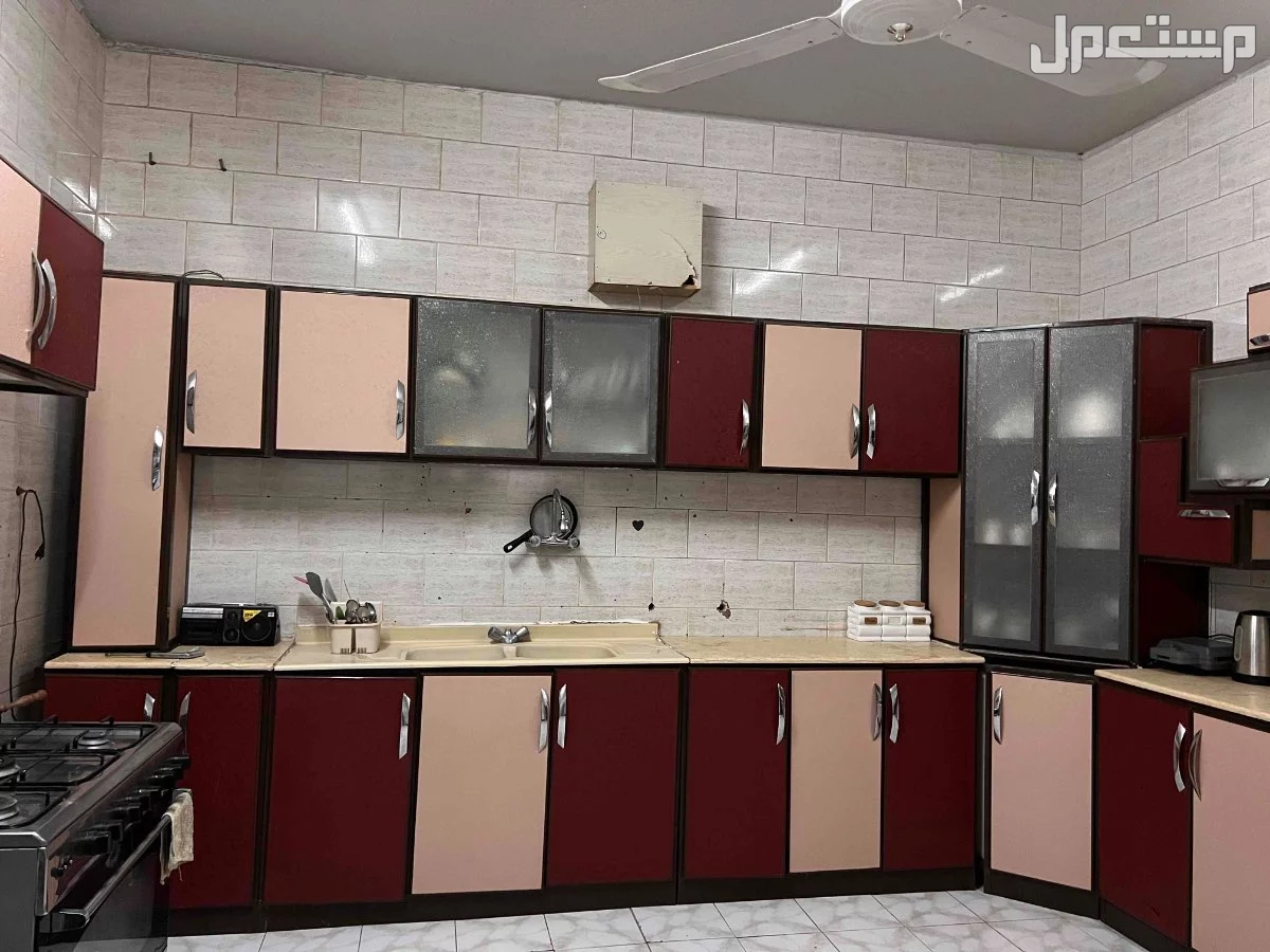 مطبخ للبيع العرض 50 نظيف ولا يوجد كسور فقد بابين خدش بسيط في الرياض