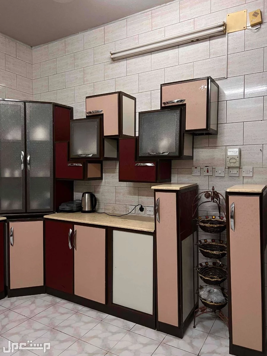 مطبخ للبيع العرض 50 نظيف ولا يوجد كسور فقد بابين خدش بسيط في الرياض
