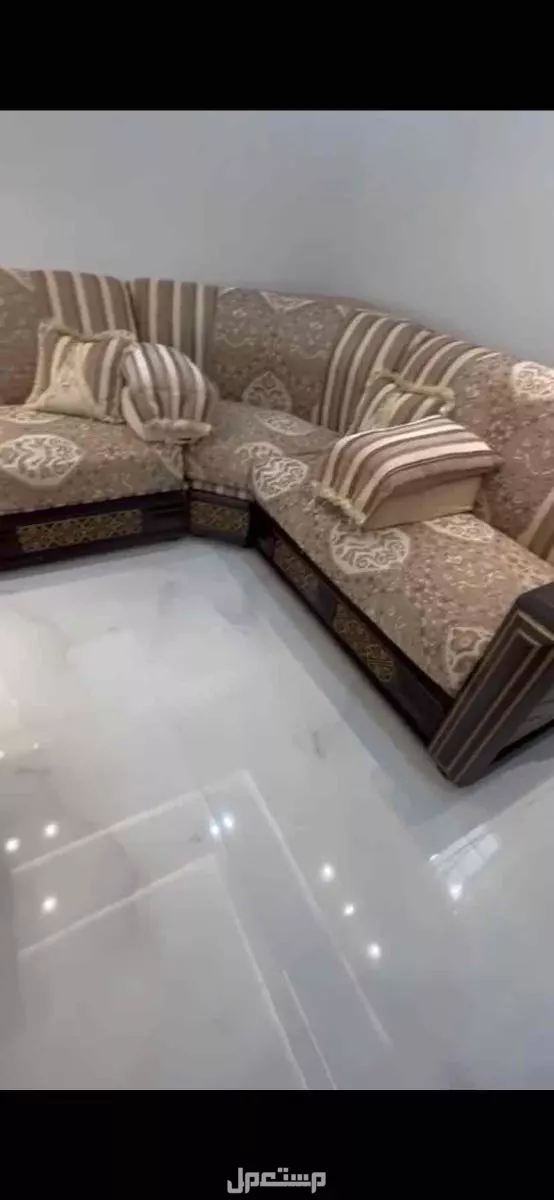 كنب مجلس مساحته 4في5 حرفياً ما استخدم ادري الجوده ماش لأكن في مقطع