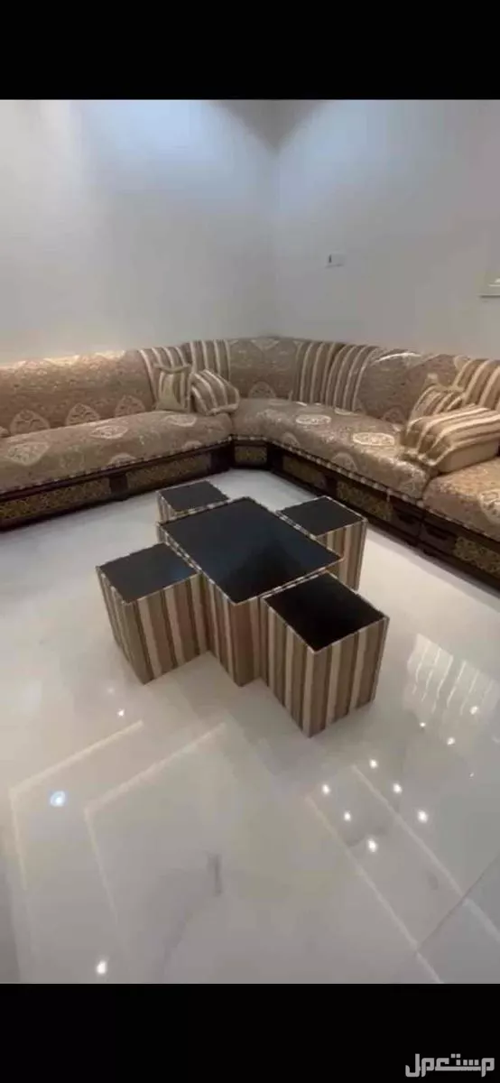 كنب مجلس مساحته 4في5 حرفياً ما استخدم ادري الجوده ماش لأكن في مقطع