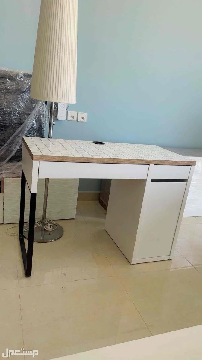 مكتب من ايكيا  في الخبر بسعر 200 ريال سعودي