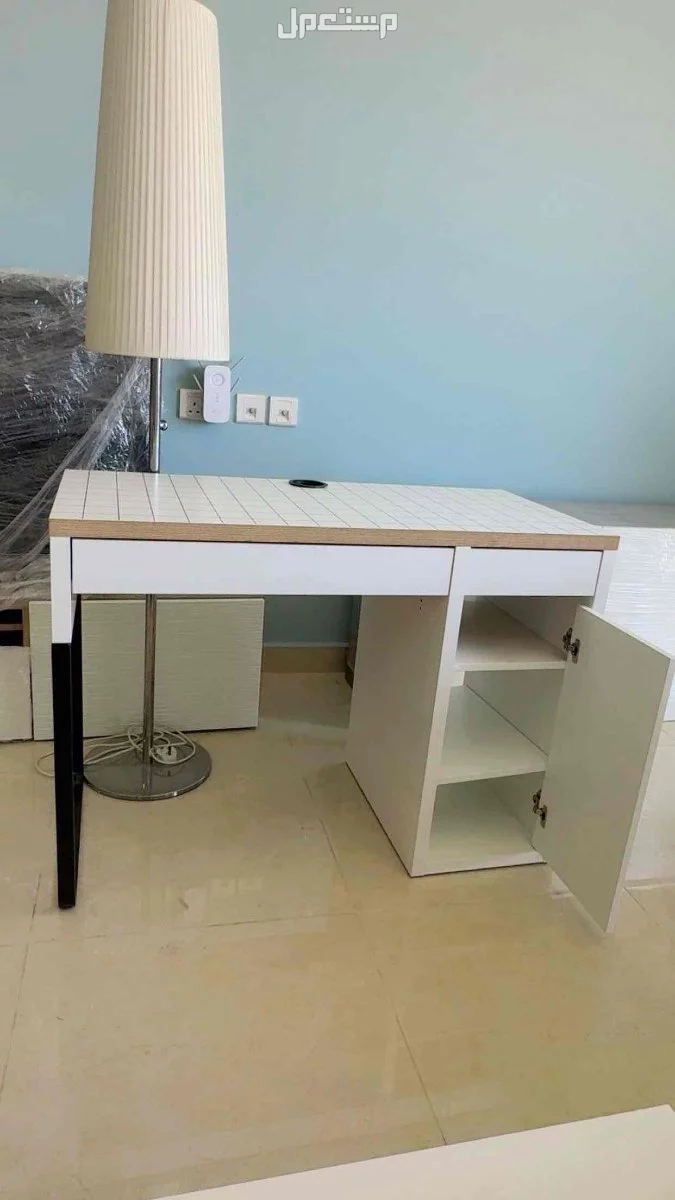 مكتب من ايكيا  في الخبر بسعر 200 ريال سعودي