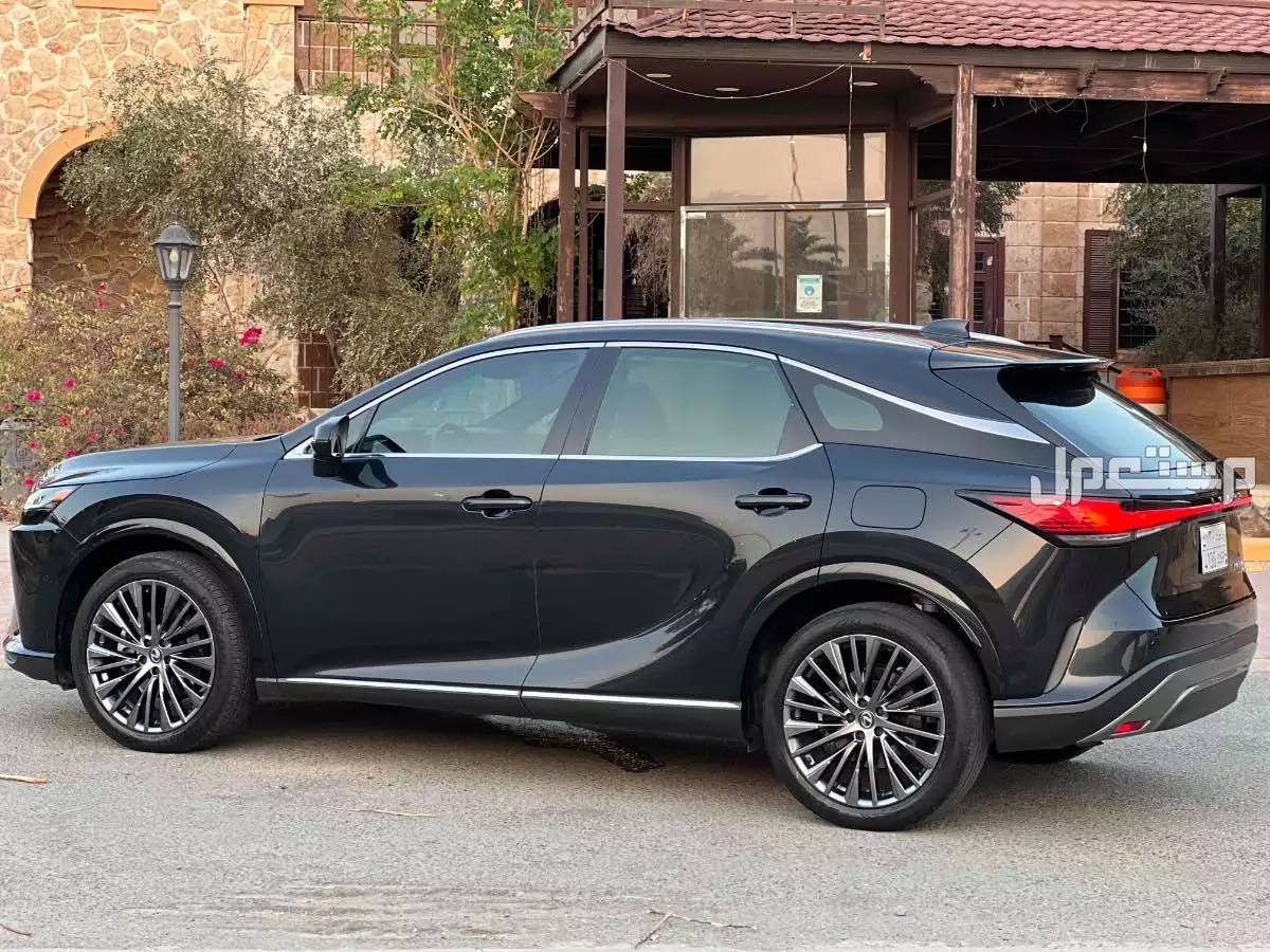 لكزس RX 2023 مستعملة للبيع في جدة بسعر 265 ألف ريال سعودي