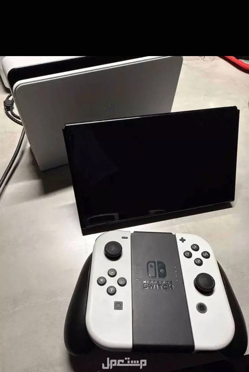 نيتيندو سويتش oled شبه جديد للبيع بسعر 900 مع اربع العاب مجاناً في الرياض