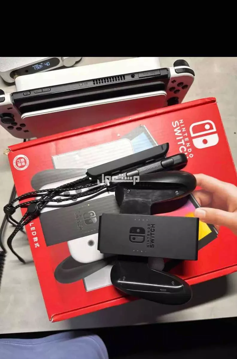 نيتيندو سويتش oled شبه جديد للبيع بسعر 900 مع اربع العاب مجاناً في الرياض