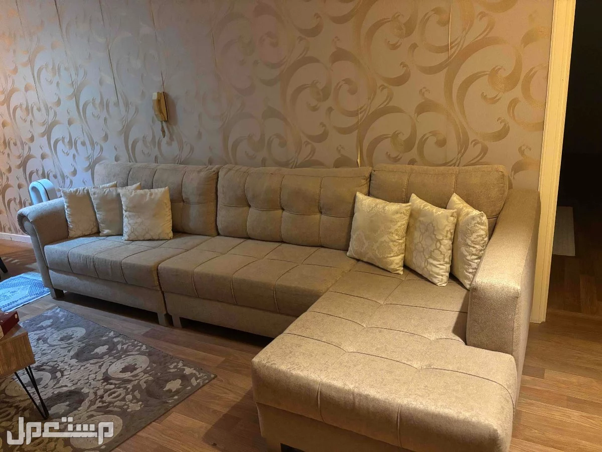 للبيع كنب ذهبي بحرف L مع الوسادات