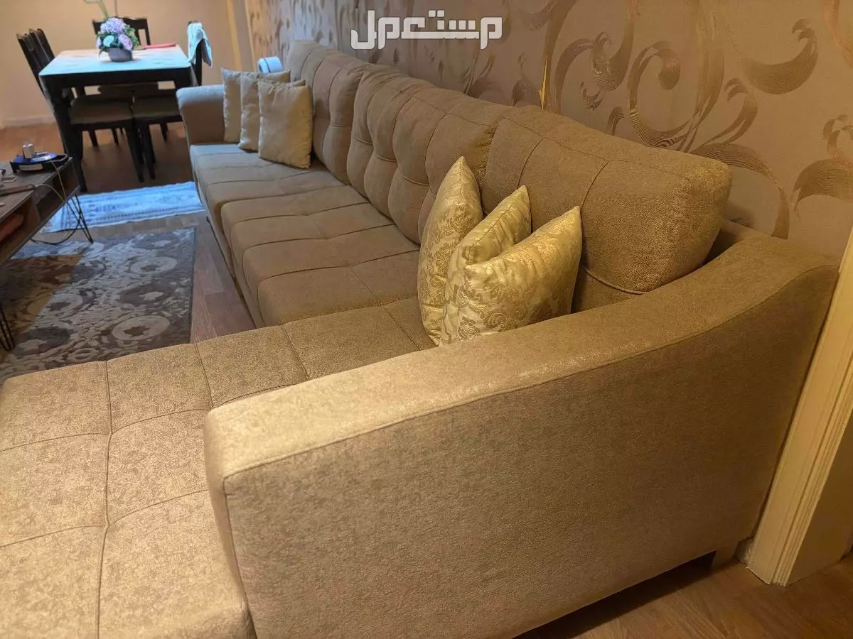 للبيع كنب ذهبي بحرف L مع الوسادات