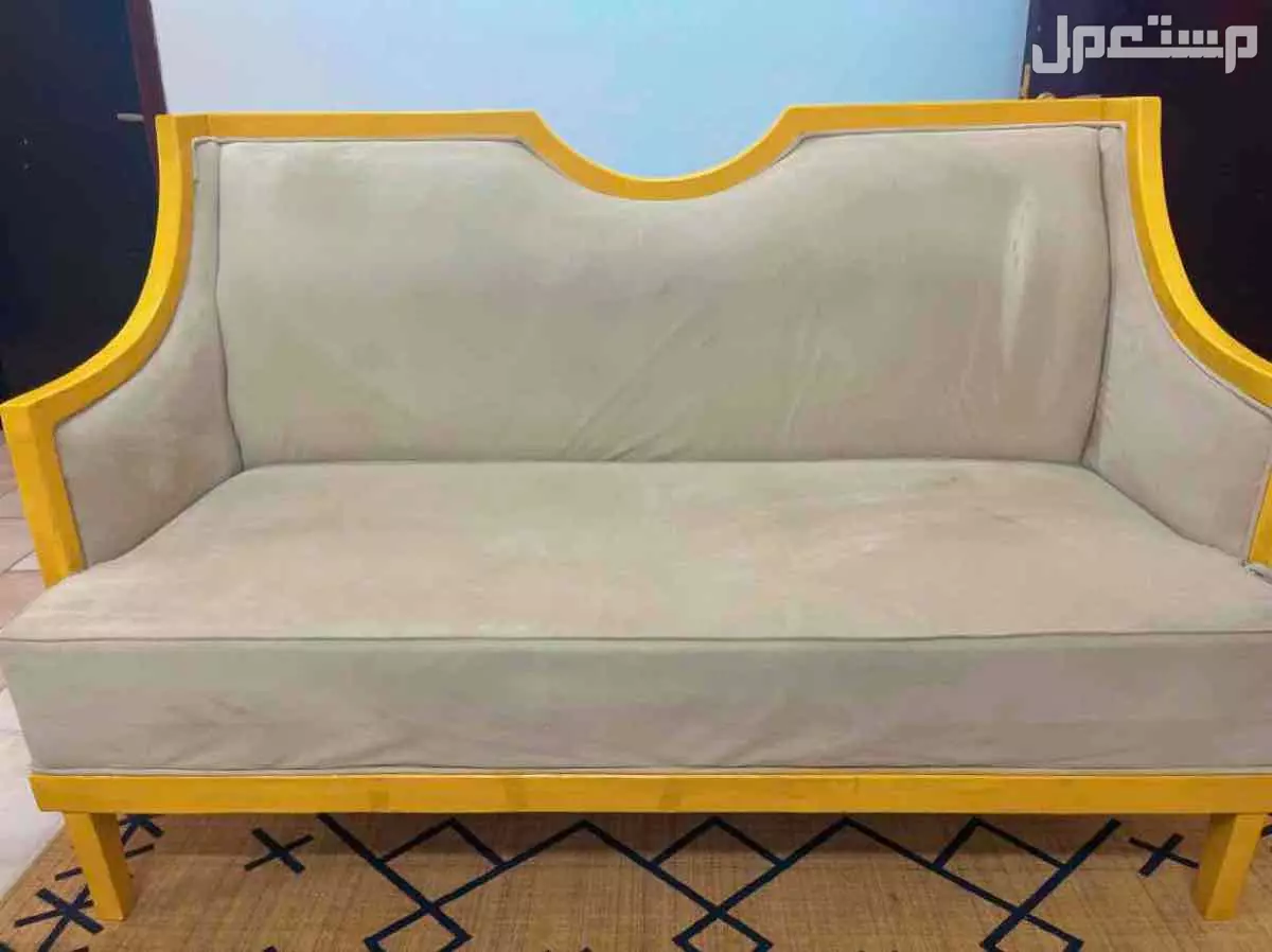 للبيع كنب ملكي بحالة جيدة تتكون من اربع قطع