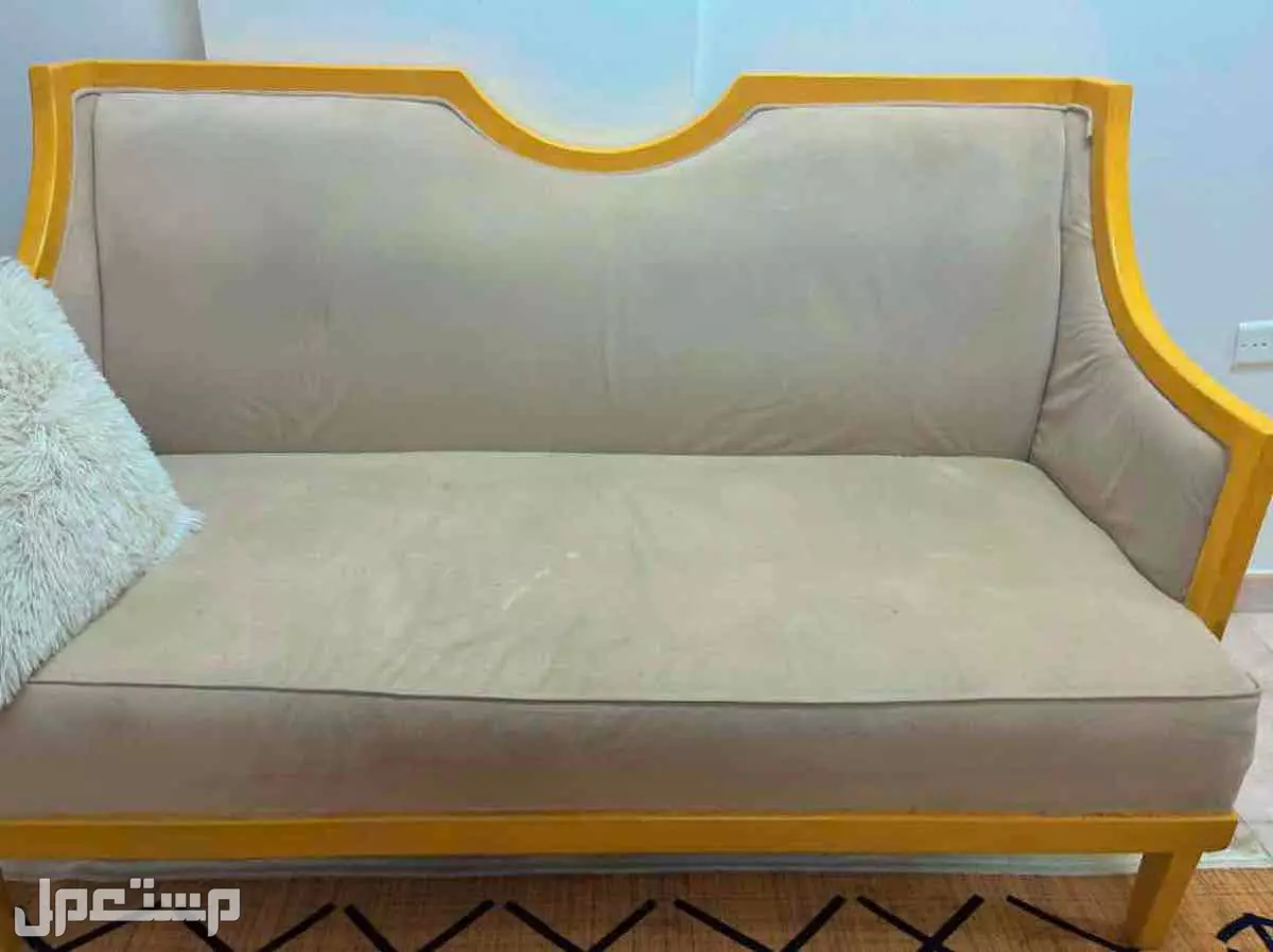 للبيع كنب ملكي بحالة جيدة تتكون من اربع قطع