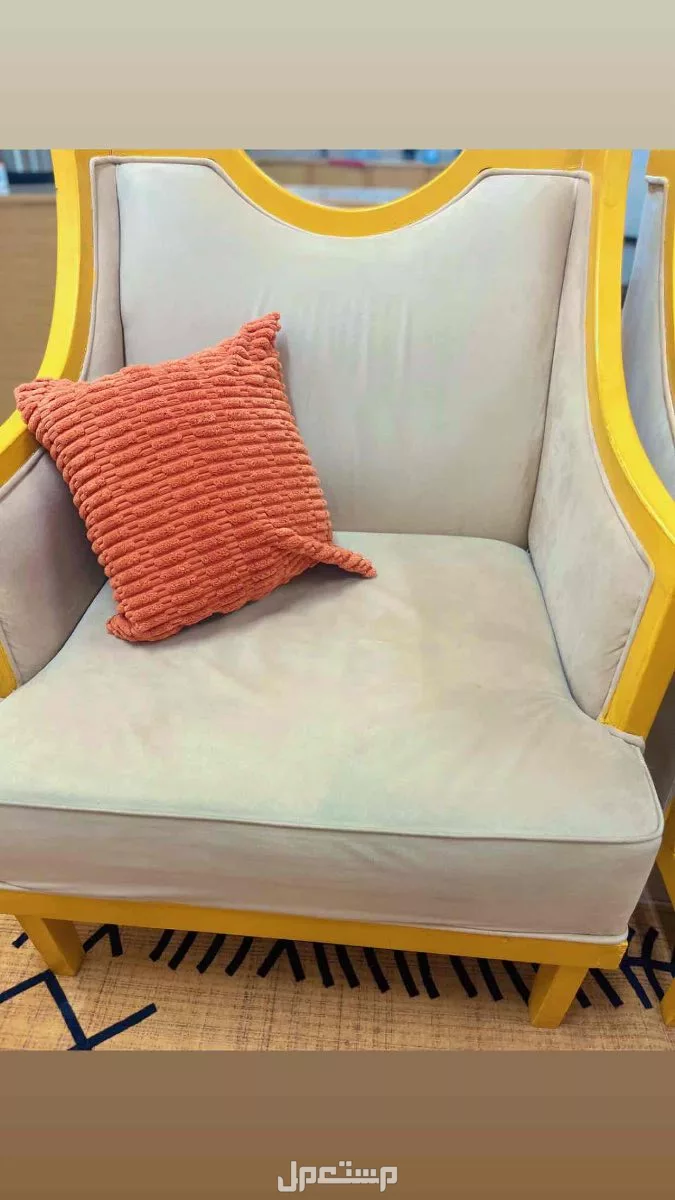 للبيع كنب ملكي بحالة جيدة تتكون من اربع قطع