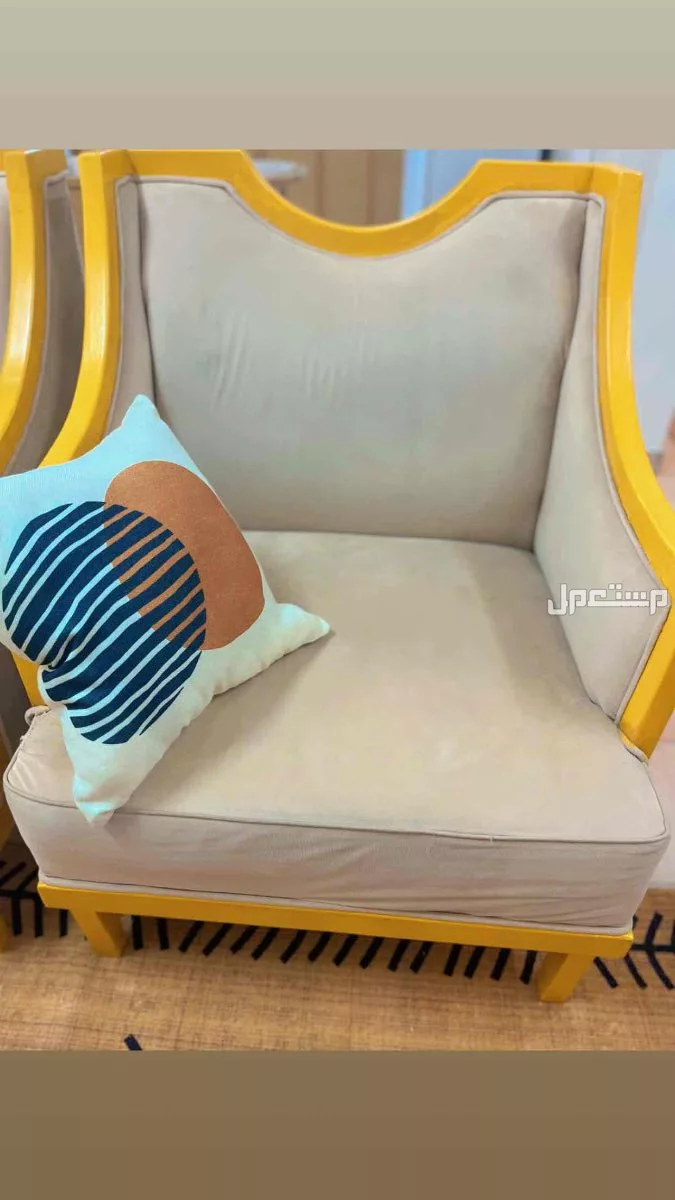 للبيع كنب ملكي بحالة جيدة تتكون من اربع قطع