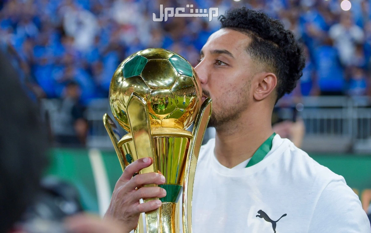جدول مواعيد مباريات كأس خادم الحرمين الشريفين والقنوات الناقلة لاعب نادي الهلال يقبل كأس خادم الحرمين الشريفين