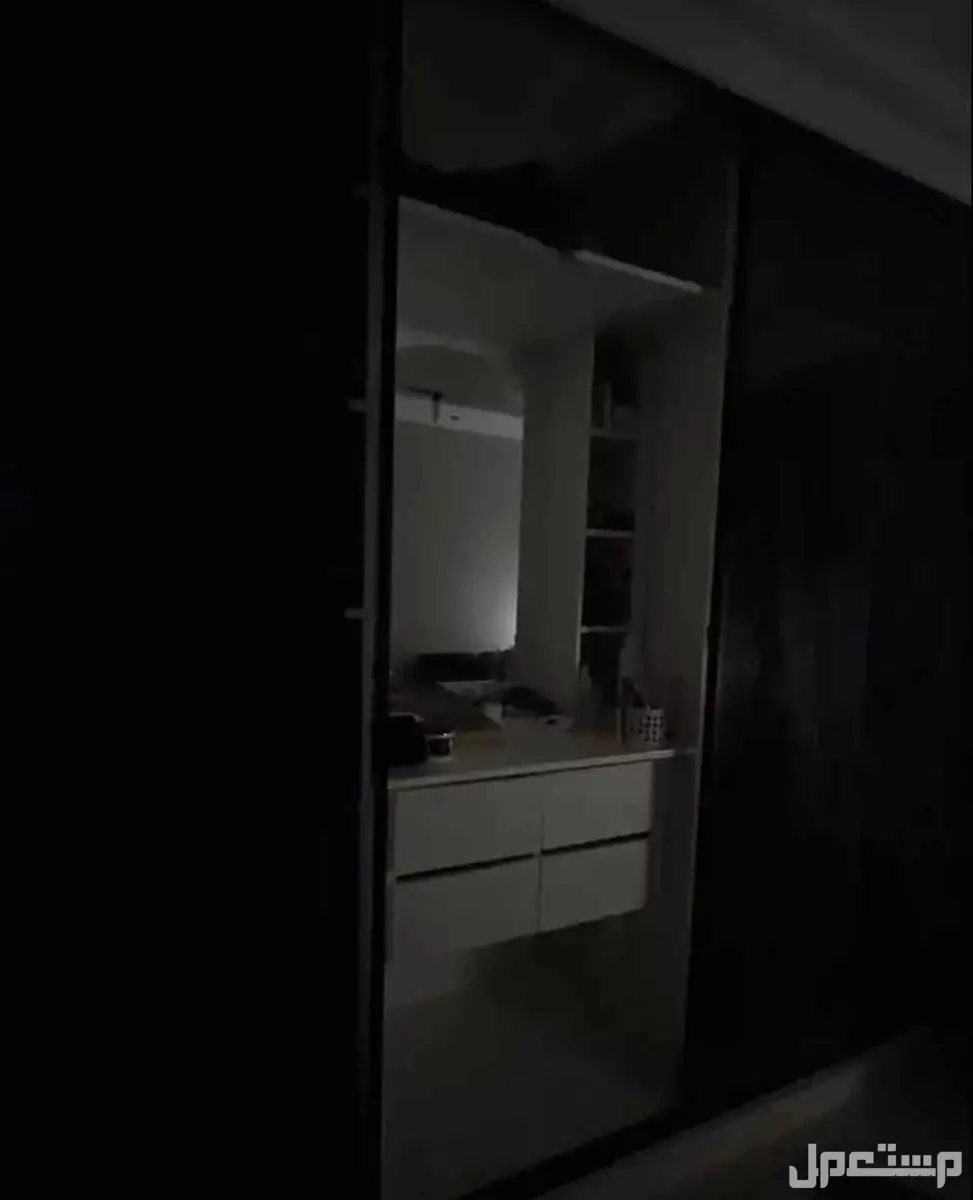 دولاب ملابس وسرير ومكتب للبيع في جدة مجاناً للمحتاج